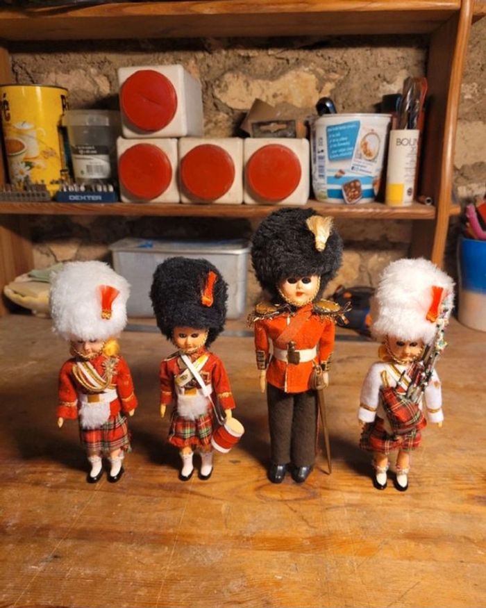 Vends lot de 4 poupées anciennes touristique grande bretagne