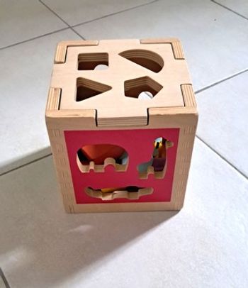 Cube d'activités d'éveil en bois
