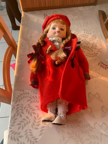 Poupée en porcelaine