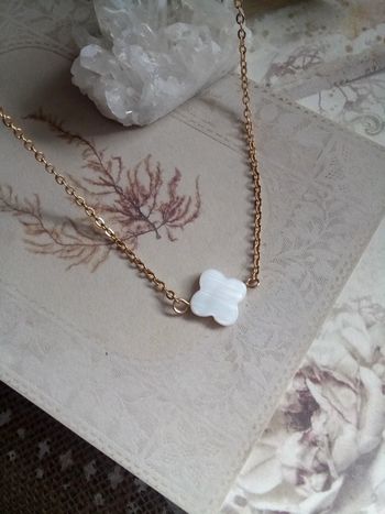 Collier trèfle à 4 feuilles de nacre blanche naturelle
