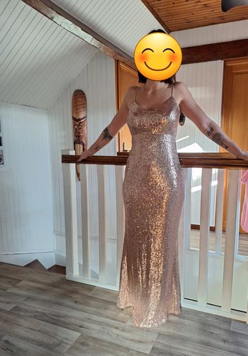 Magnifique robe dorée décolleté dans le dos sequin
