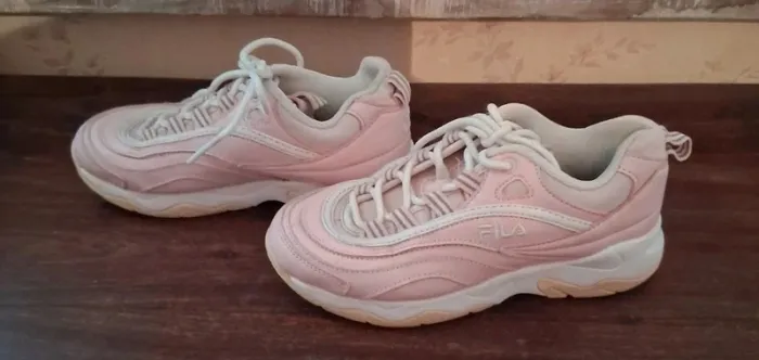 Baskets Fila taille 33 - photo numéro 2