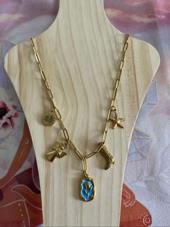 Collier avec breloques