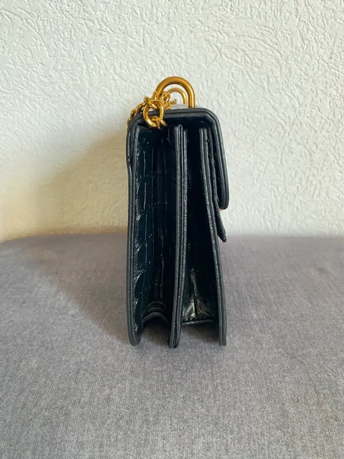 Sac en similicuir noir avec effet croco et détails dorés. - photo numéro 6