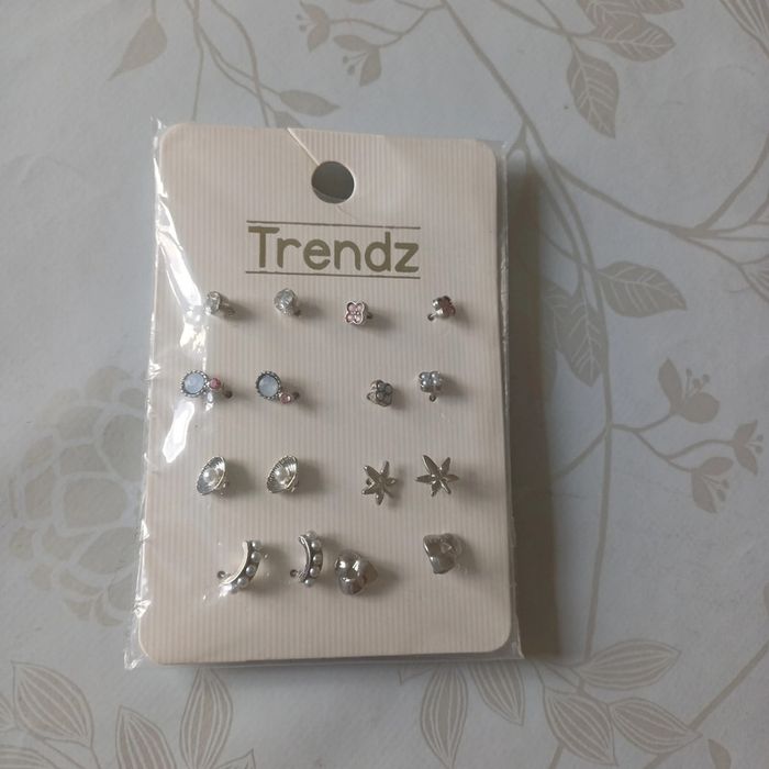 8 paires boucles d'oreilles Trendz