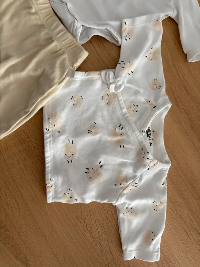 Ensemble bébé Taille 1 mois Gémo avec body, bonnet, pantalon à pied et cache cœur - photo numéro 4