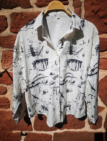 Chemisier blanc à motifs bleu marine