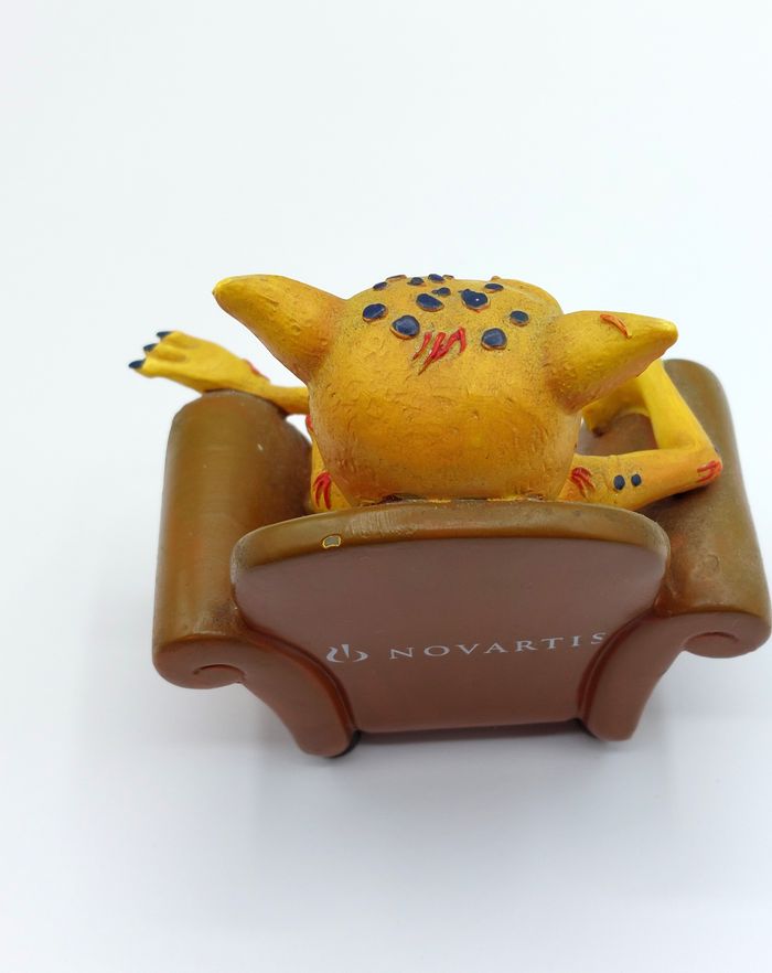 Figurine publicitaire Le champignon NOVARTIS dans un fauteuil hauteur 10 cm - photo numéro 6