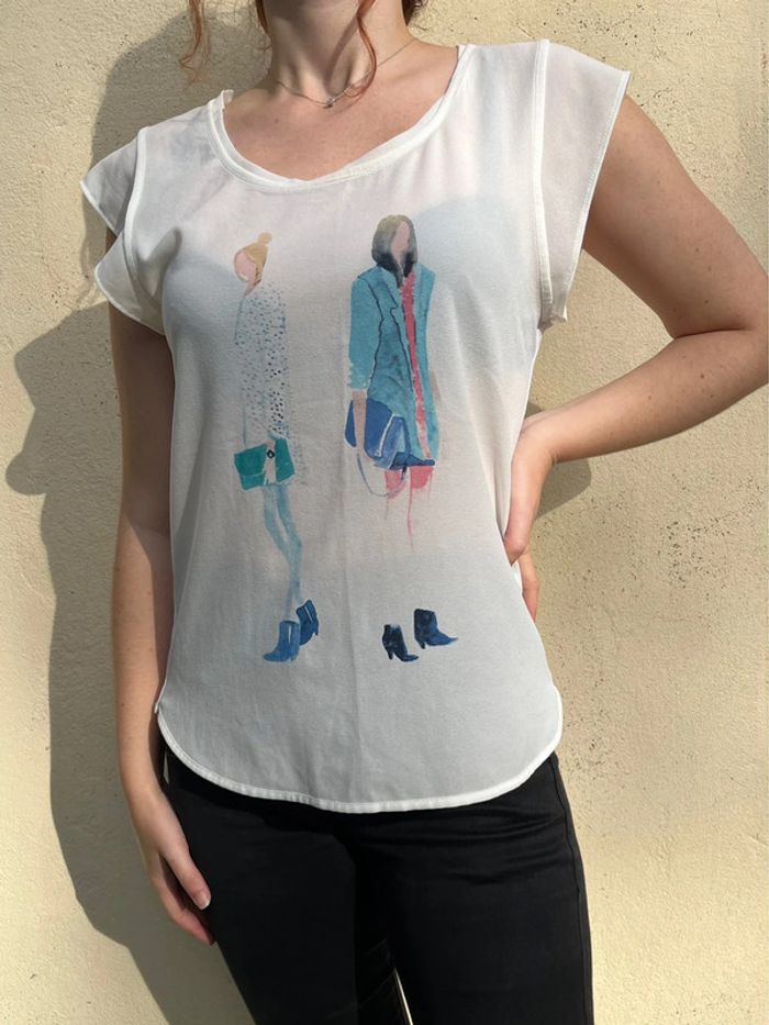 T-shirt fluide et cintré blanc asymétrique avec motif 2 femmes - photo numéro 2