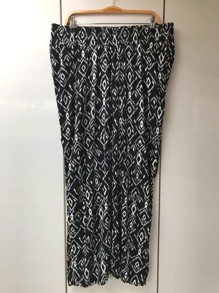 Pantalon noir et blanc Kiabi - Taille 44