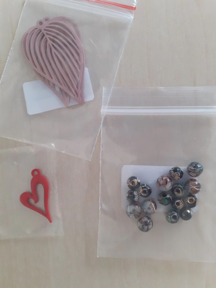 Lot de fournitures pour bijoux : anneaux et griffes et pendentifs et perles - photo numéro 6