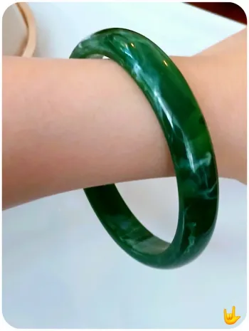 Bracelet jonc vert marbré style bouddhiste – look minimaliste et tendance