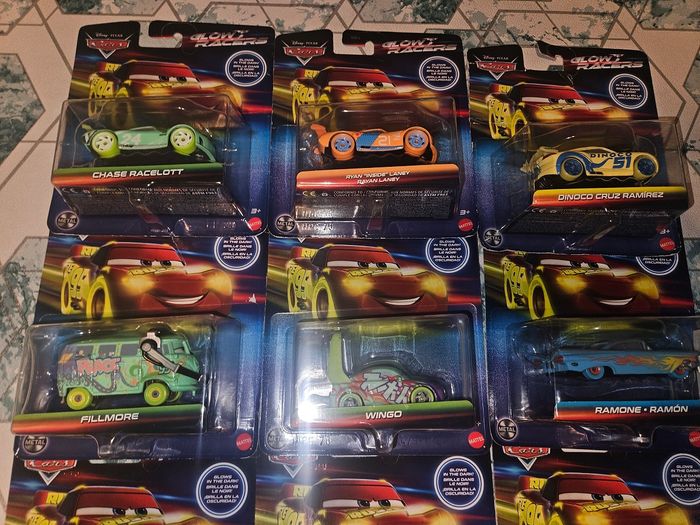 Lot de 9 voitures cars métal Disney Pixar Mattel neuves sous blister série spécial glow 2024 / 2025 - photo numéro 8