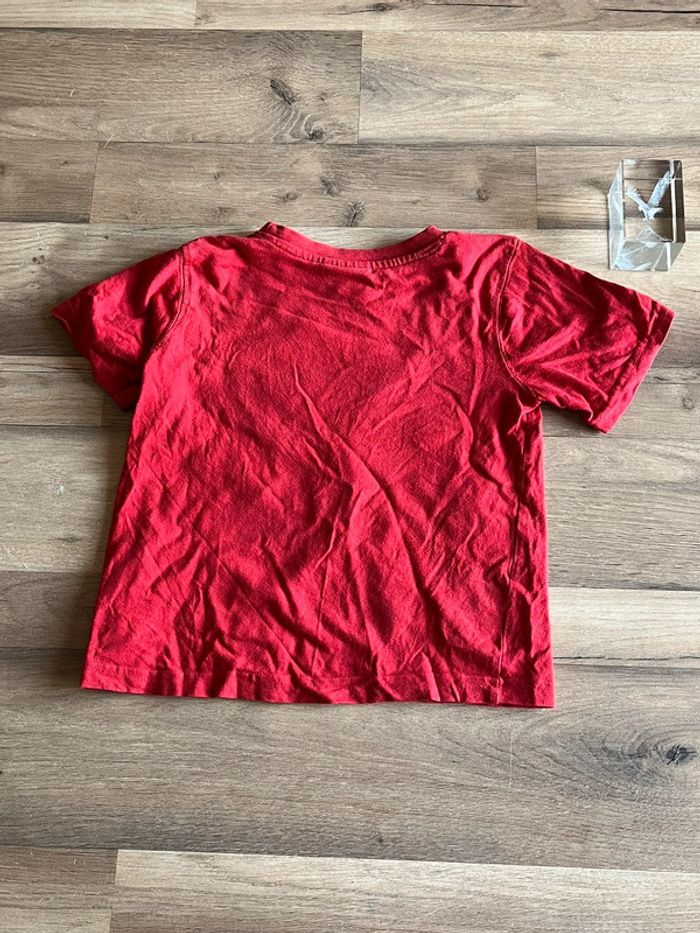 Je vend un tee shirt cars garçon taille 6 ans 116cm a 122cm tres bon état - photo numéro 2