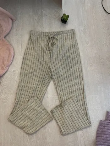 Pantalon beige de grossesse