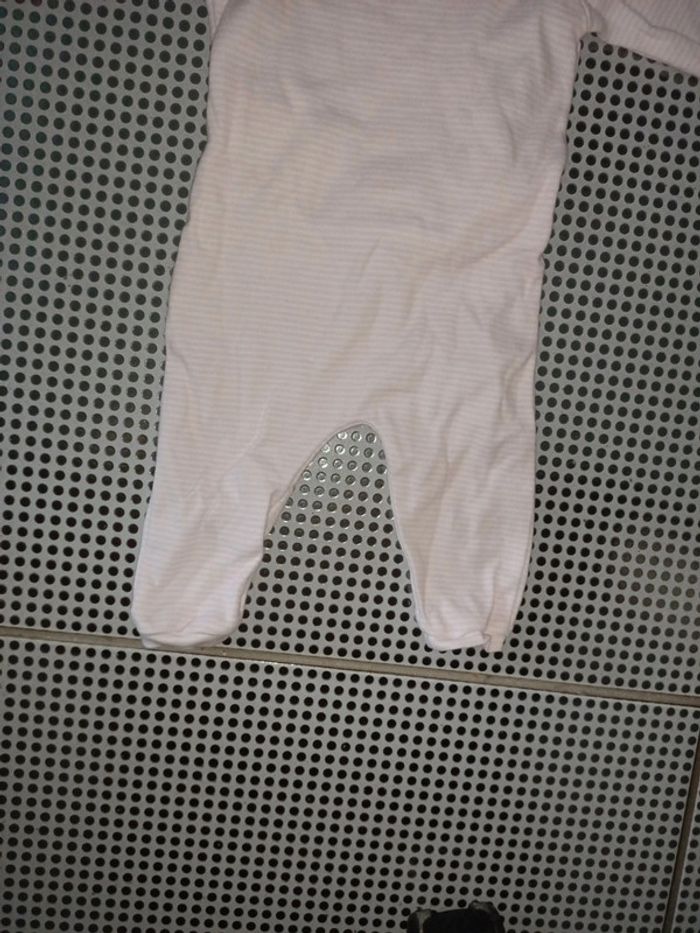 Pyjama, 1 mois - photo numéro 2