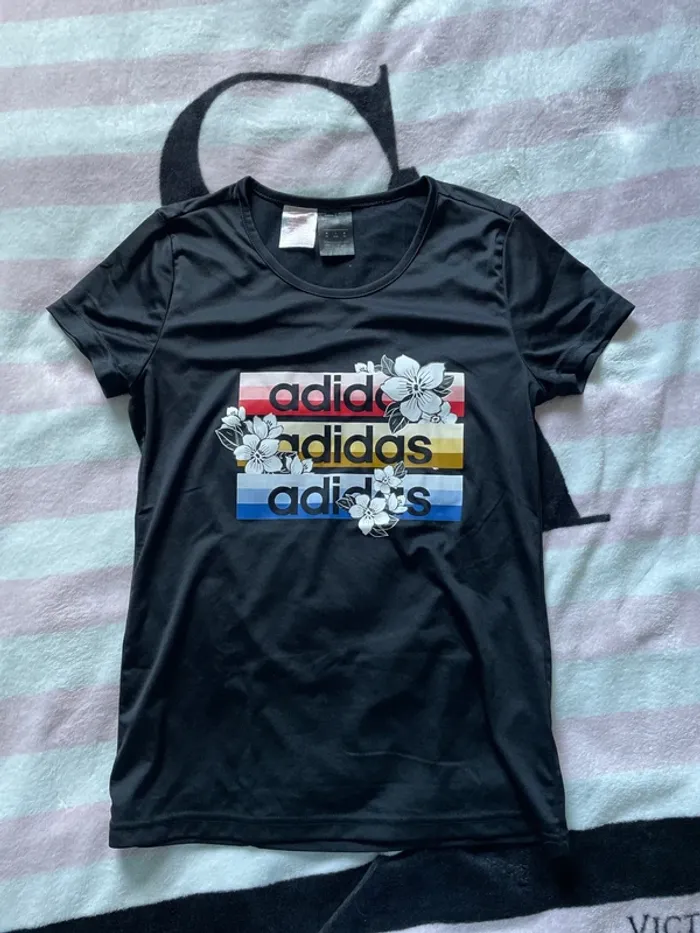 T shirt adidas fleuri