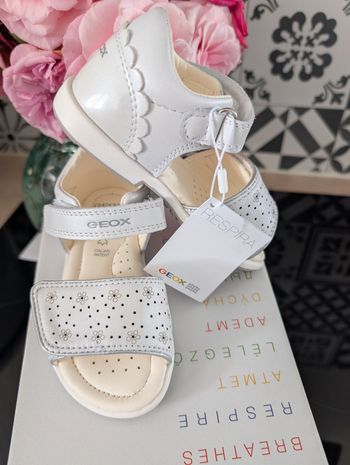 Sandales d'été fille en tout cuir doux et souple et autre cuir. Taille 24. Neuf. Geox 