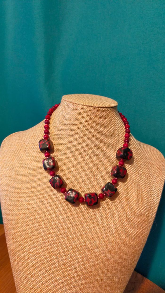 Collier vintage perles rouges & perles carrées noires à motifs rouges – Collection Terres d’Ailleurs - photo numéro 10