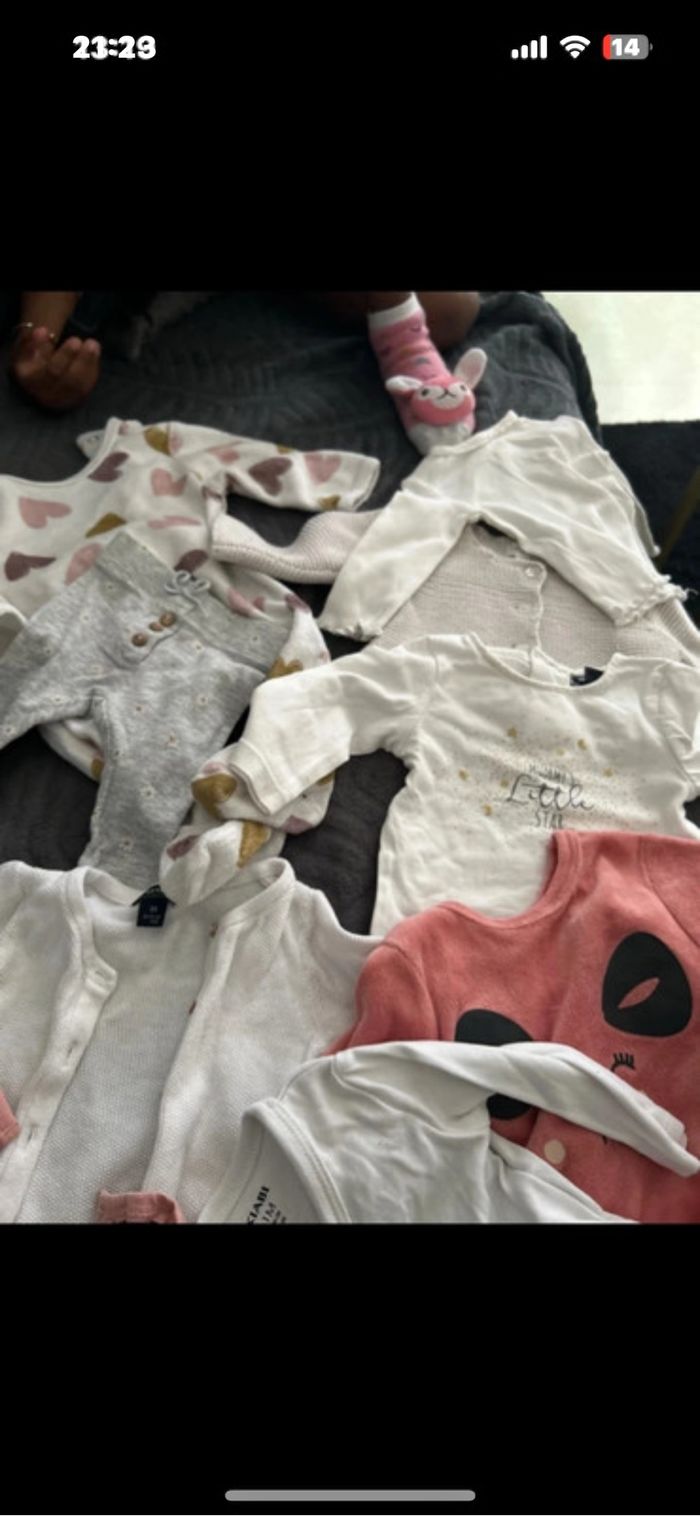 Lot de 9 vêtements taille 1 mois