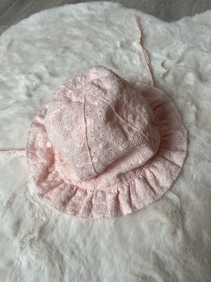 Chapeau été bébé fille brodé rose pale 45 cm