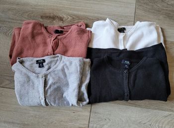 Lot de 4 gilets taille 18 mois