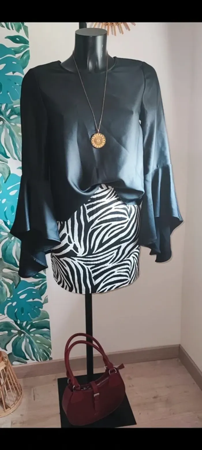 Blouse manches volants satinée taille 36