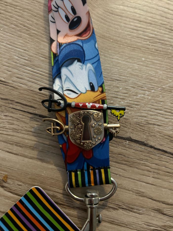 Pin’s Disney clés mystères + Lanière