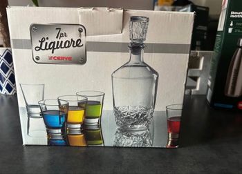 Verres à liqueur avec bouteille