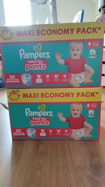 Lot de deux cartons de couches Pampers pants taille 4