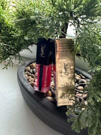 Rouge. À lèvre Yves st Laurent