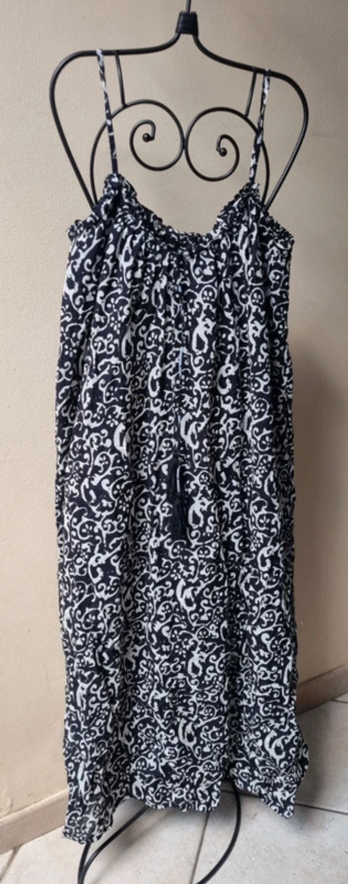 Longue robe noire et blanche