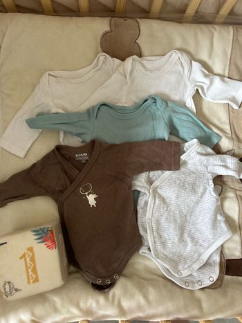 1️⃣ Lot de bodies TAILLE 1MOIS