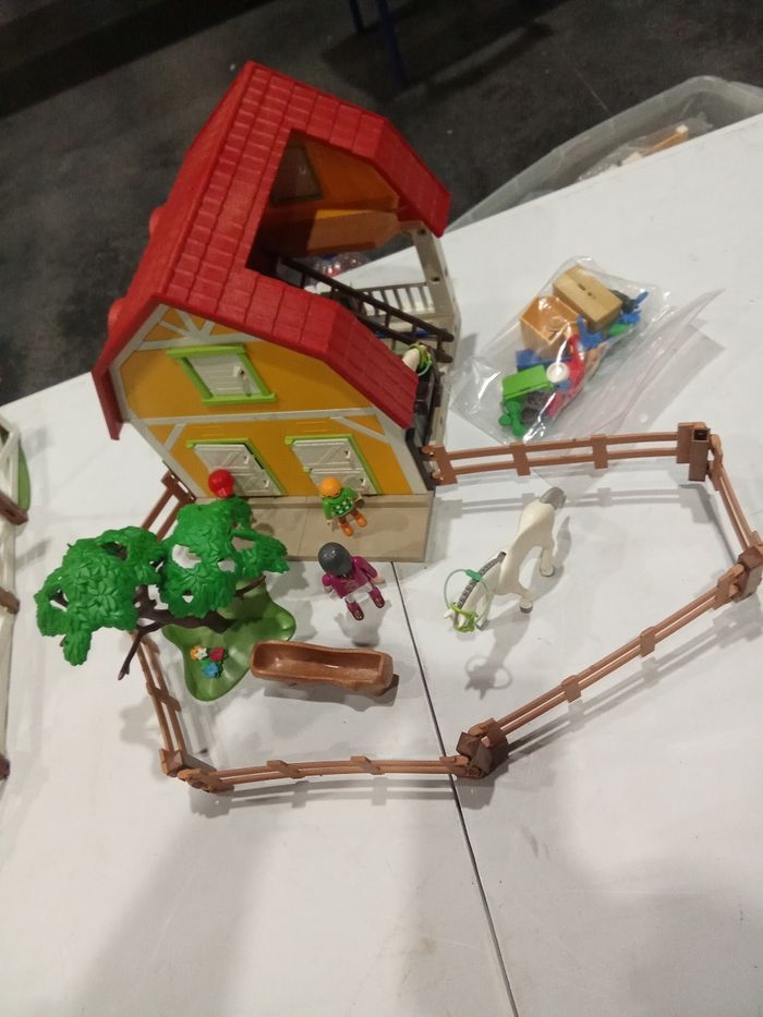 Écurie playmobil avec accessoires personnage et chevaux - photo numéro 3