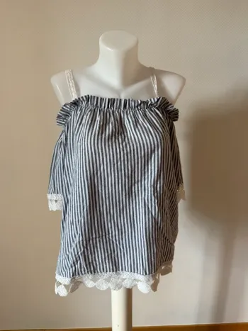 T- shirt épaule dénudé en très bon état bleu taille M