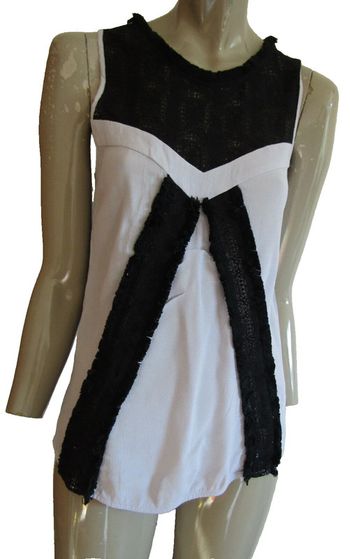 top tunique couleur gris avec dentelle noir marque pinko taille indiquée 36 peut aller a un 34