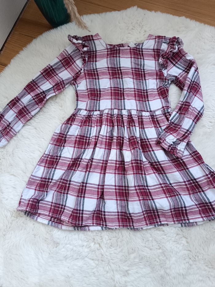 Robe à carreaux rouge et blanche
