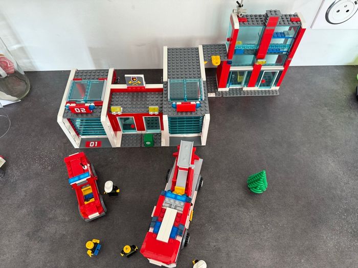 Lego city caserne pompiers 7208 - photo numéro 2