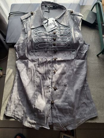 Chemisier gris sans manche avec détail brodés style officier