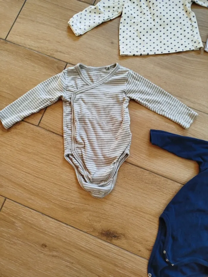 Lot T-shirt longues manches + bodys bébé fille 12 mois - photo numéro 3