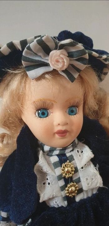 Vintage poupée en porcelaine réaliste complète robe velours bleue et blanche + chapeau d'origine anc