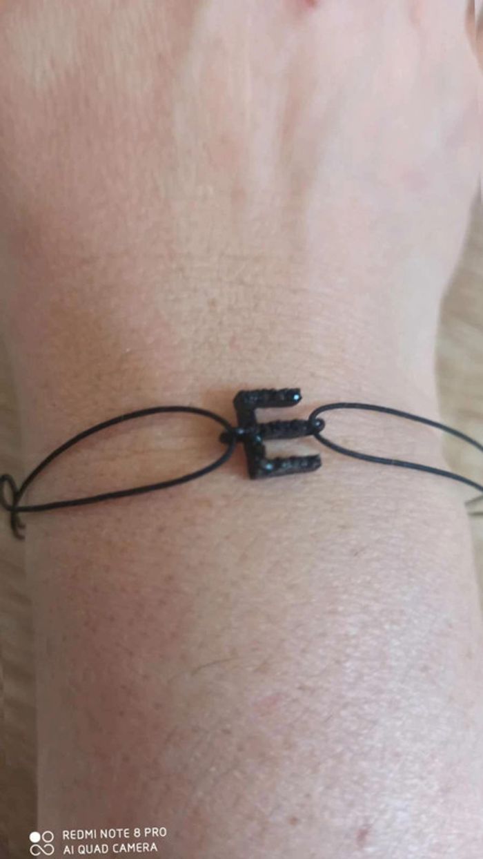 Bracelet noir lettre e - photo numéro 2
