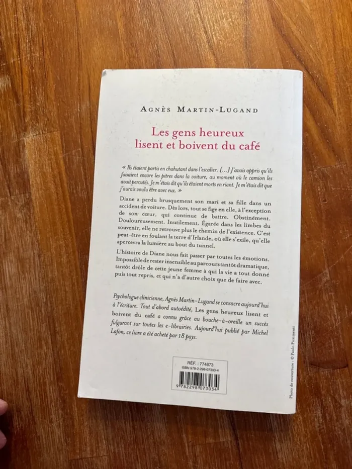 Livre les gens, heureux, lisent et boivent du café - photo numéro 3