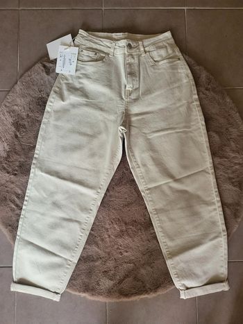 Mom jean beige clair – NEUF 💫
Taille L – coupe tendance, hyper confortable 🤍