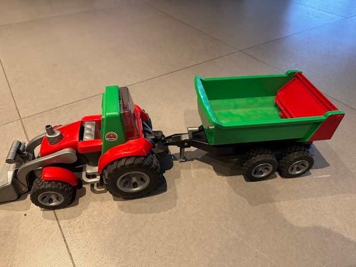 Grand tracteur Bruder avec remorque