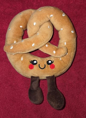 Peluche Bretzel beige et marron visage - CP international 