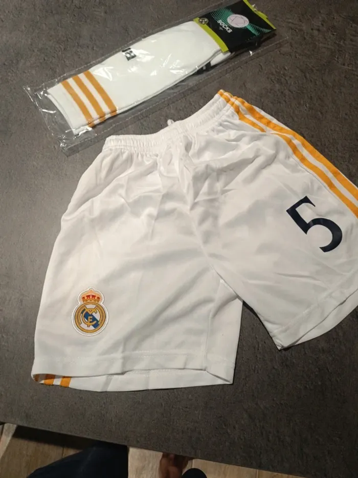 Tenue foot Real Madrid Jude Bellingham blanc. T.22 - photo numéro 3