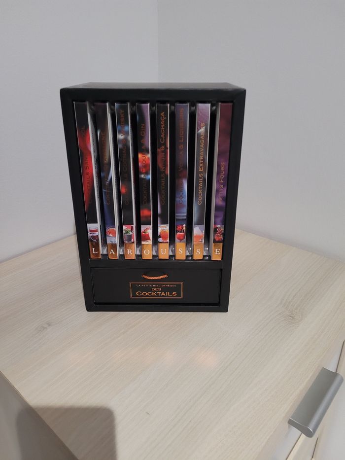 Bibliothèque des cocktails.