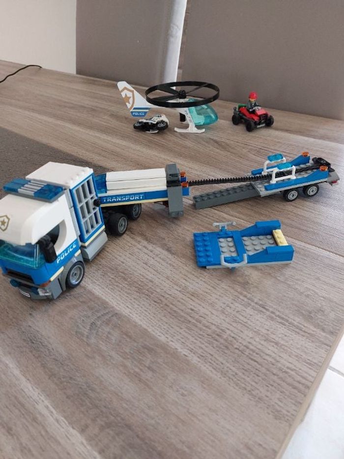 Lego-Le transport de l'hélicoptère de la police