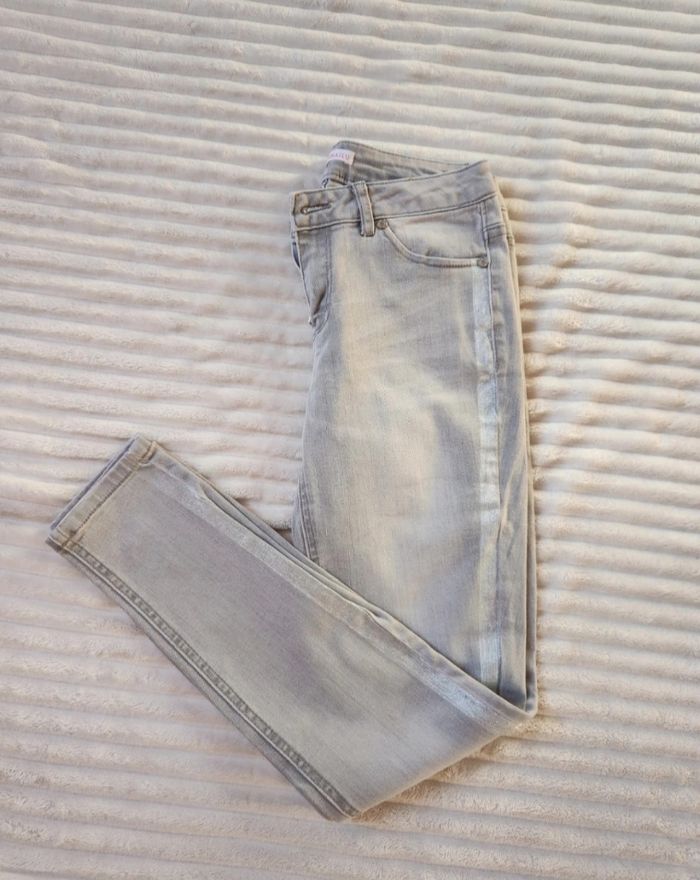 Jean skinny gris Camaïeu Taille 34 – Détail brillant